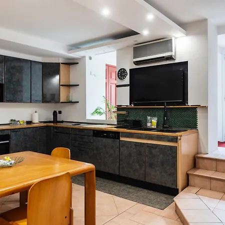 Youhosty - Secret Garden Apartment *